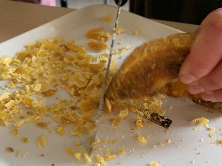 Erst wird das Wachs zerkleinert...