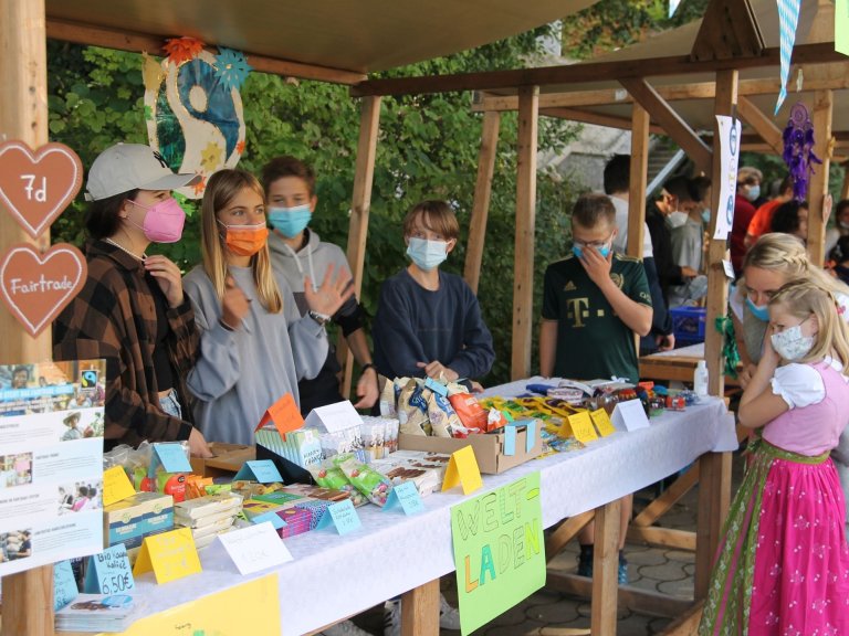 Unser Stand bei der JoHo-Wiesn mit fair gehandelten Produkten aus dem Freisinger Weltladen